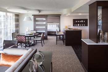 Suite, 1 King Bed, Balcony