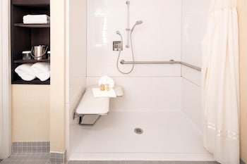 Room, 2 Queen Beds, Accessible, Ground Floor (Roll-In Shower, Mobility & Hearing)