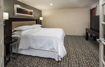 Loft, 1 King Bed with Sofa bed, Courtyard View