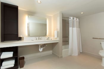 Junior Room, 1 King Bed, Accessible, Bathtub