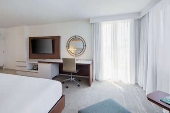 Deluxe Room, 1 King Bed, Non Smoking, Balcony