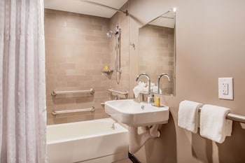 Room, 1 King Bed, Accessible, Pool View (Bathtub)