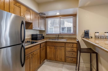 Suite, 1 King Bed, Accessible, Kitchen (with Sofabed, Full Kitchen)