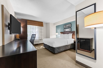 Accessible Room | 1 Queen Bed | Lowered Tub | Sleeps 2 | Free Breakfast