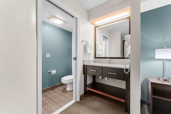 Room | 1 Queen Bed | Sleeps 2 | Free Breakfast