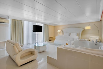 Suite, 1 King Bed, Hot Tub, City View