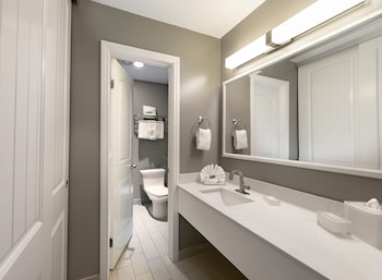 Deluxe Room, 1 King Bed (Partial Ocean View, K, Pet Friendly)