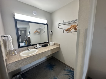 Room, 2 Queen Beds, Non Smoking, Ground Floor