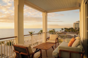Suite, 1 King Bed, Ocean View (Corner)