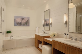 Suite, 1 King Bed (Cypress Suite King)