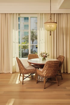 Suite, 1 King Bed, Garden View