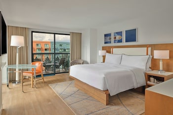 Deluxe Room, 1 King Bed, Resort View (Balcony)