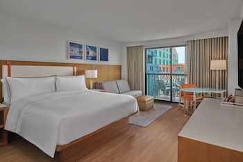 Deluxe Room, 1 King Bed, Resort View (Balcony)