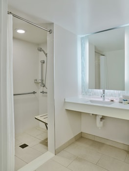 Traditional Room, 1 King Bed (Mobility/Hearing Access, Roll-In Shwr)