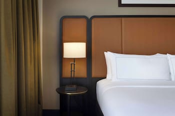 Two Room Honeymoon Suite, 1 King Bed