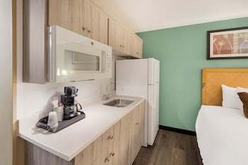 Non Smoking Two Queens Kitchenette