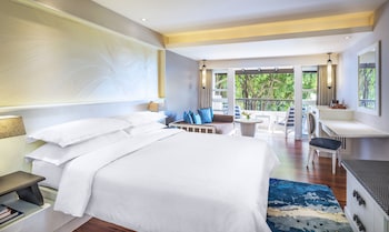 Room, 1 King Bed, Balcony (Deluxe, 1 King Bed)