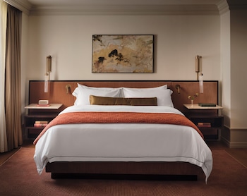 Junior Suite, 1 King Bed, Mobility Accessible