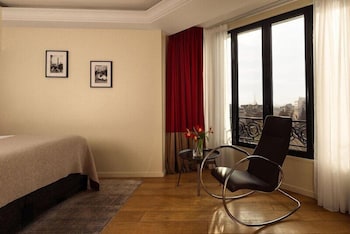 Privilege Room - Eiffel Tower View & Balcony