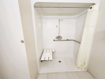 Deluxe Room, 2 Queen Beds, Roll-in Shower, Non Smoking