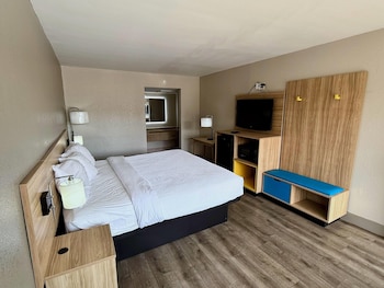 1 King Bed, Smoking