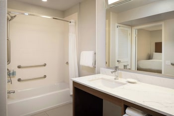 Studio, 1 Queen Bed with Sofa bed (Mobility/Hearing Accessible, Tub)