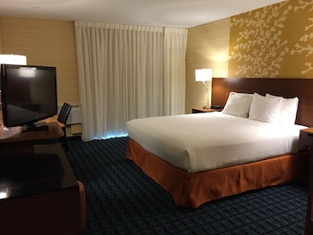 Room, 1 King Bed, Non smoking Balcony, Pool View