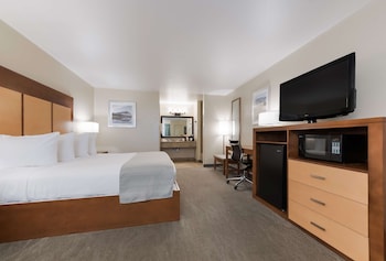 Standard Room, 1 King Bed, Refrigerator & Microwave, Poolside