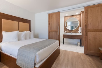 Standard Room, 2 Queen Beds, Non Smoking, Refrigerator & Microwave (Pet Friendly)
