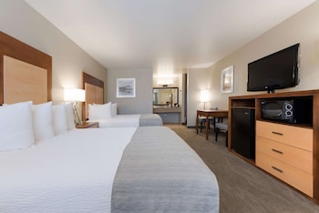 Standard Room, 2 Queen Beds, Refrigerator & Microwave, Poolside