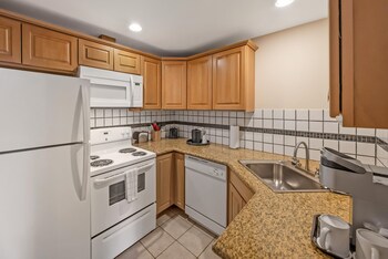 Suite, 1 King Bed, Non Smoking, Kitchen (Living Room, Full Kitchen)