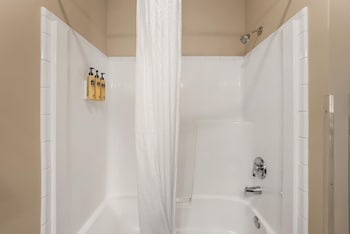 Standard Room, 1 Queen Bed, Non Smoking, Refrigerator & Microwave