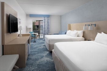 2 King Beds with Side Balcony