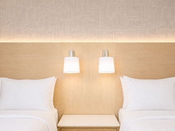 2 King Beds with Side Balcony