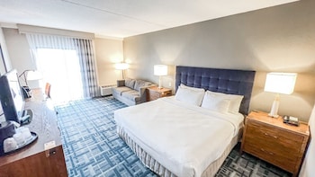 1 King Bed with Side Balcony