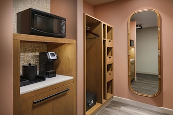 Suite, 1 Bedroom, Accessible (Roll-In Shower)