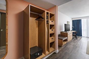 Room, 1 King Bed, Corner (Gulf View)