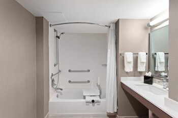 Standard Room, 1 Queen Bed, Transfer Shower, Non Smoking (Mobility Accessible)