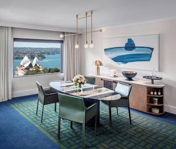 1 King Governor Opera Suite Club Lounge Access