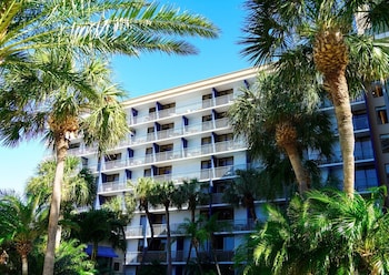 Room, 2 Queen Beds, Pool View