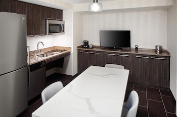 One Bedroom Suite, 1 King Bed, Accessible (Mobility & Hearing, Roll-in Shower) Kitchenette