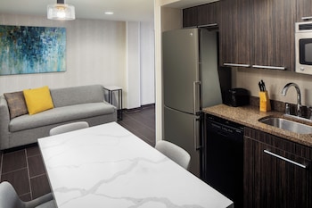 One Bedroom Suite, 2 Queens, Kitchenette