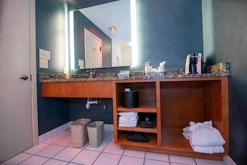 Deluxe Room, 1 King Bed, Non Smoking, Balcony