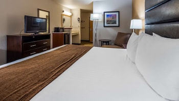 Standard Room, 1 King Bed, Non Smoking, Refrigerator & Microwave