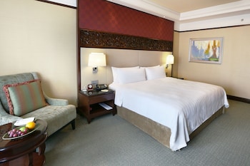 Shangri-La Wing, Deluxe Balcony Room, 1 King Bed