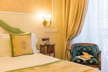 Basic Double Room, 1 Queen Bed (150cm wide bed)