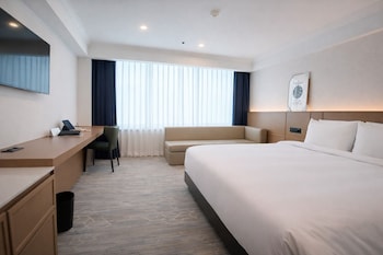 Superior Queen + Gimpo Airport Transfer(One Way)
