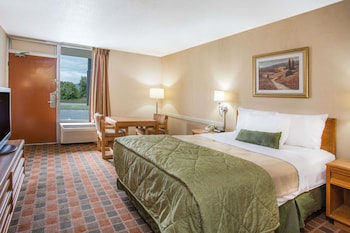 Room, 1 Queen Bed, Mobility Accessible, Non Smoking (Mobility, Roll-in Shower)