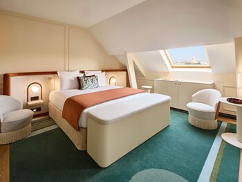 Deluxe Room, 1 King Bed, City View