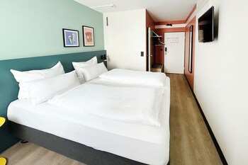 Standard Room, 1 Queen Bed with Sofa bed, Accessible